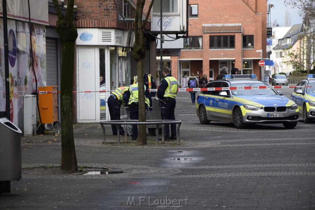 Einsatz BF Koeln Messerstecherei Koeln Porz Josefstr P48.JPG - Miklos Laubert